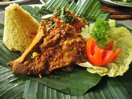 Ilustrasi artikel: Bebek Betutu – Roast Duck In Banana Leaf
