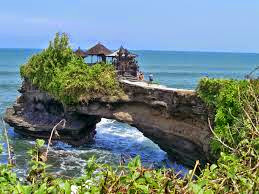 Ilustrasi artikel: Bali is an island and province of Indonesia.
