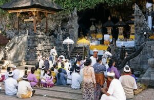 Ilustrasi artikel: Pura Goa Lawah: The Bat Cave Temple of Bali