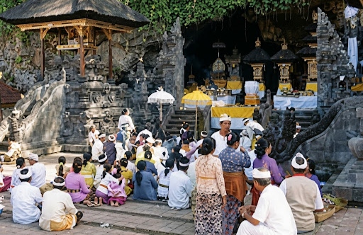 Ilustrasi artikel: Pura Goa Lawah: The Bat Cave Temple of Bali